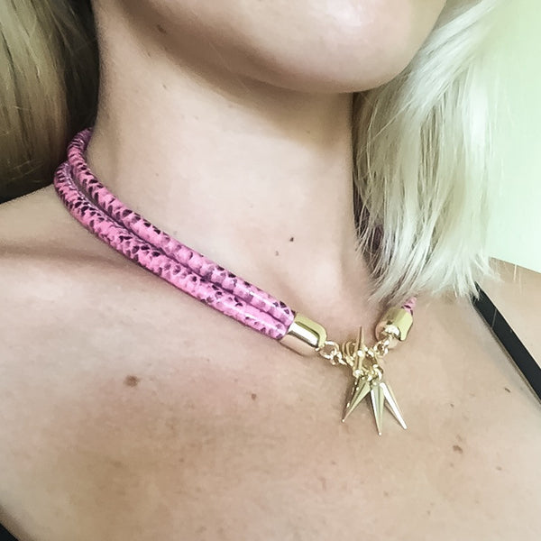 Two-in-one pink snake effect leather choker and double bracelet | KRISTINAGOESWEST.COM  - 5