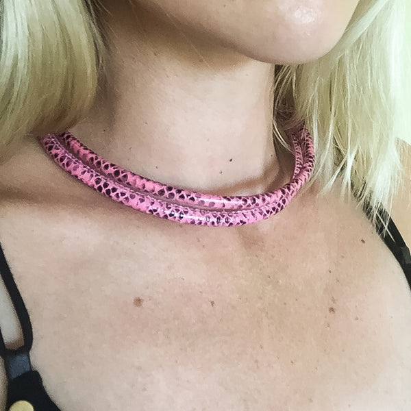 Two-in-one pink snake effect leather choker and double bracelet | KRISTINAGOESWEST.COM  - 6