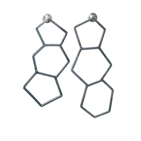 DD Workshop | Asymmetric oxidised silver earrings Honeycombs - Kristina Goes West 