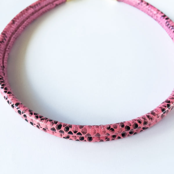 Two-in-one pink snake effect leather choker and double bracelet | KRISTINAGOESWEST.COM  - 4